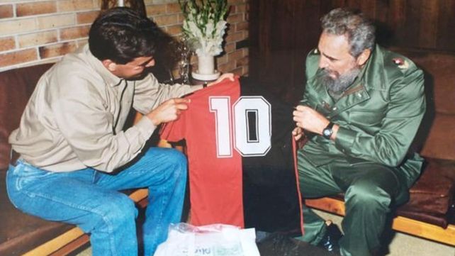 El momento en el que Castro aprecia el regalo enviado por Maradona.