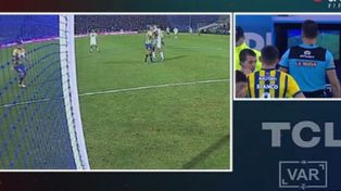 Espinoza revisa el VAR. No consideró mano de Blanco y no cobró penal a favor de Vélez.
