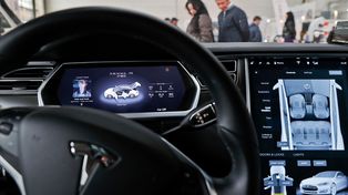La empresa Tesla Motors empezó a fabricar autos que no necesitan asistencia humana