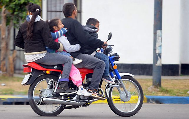 Uno de los datos preocupantes del trabajo es el acompañamiento de menores sin casco en este tipo de vehículos. (Foto: G.de los Ríos)