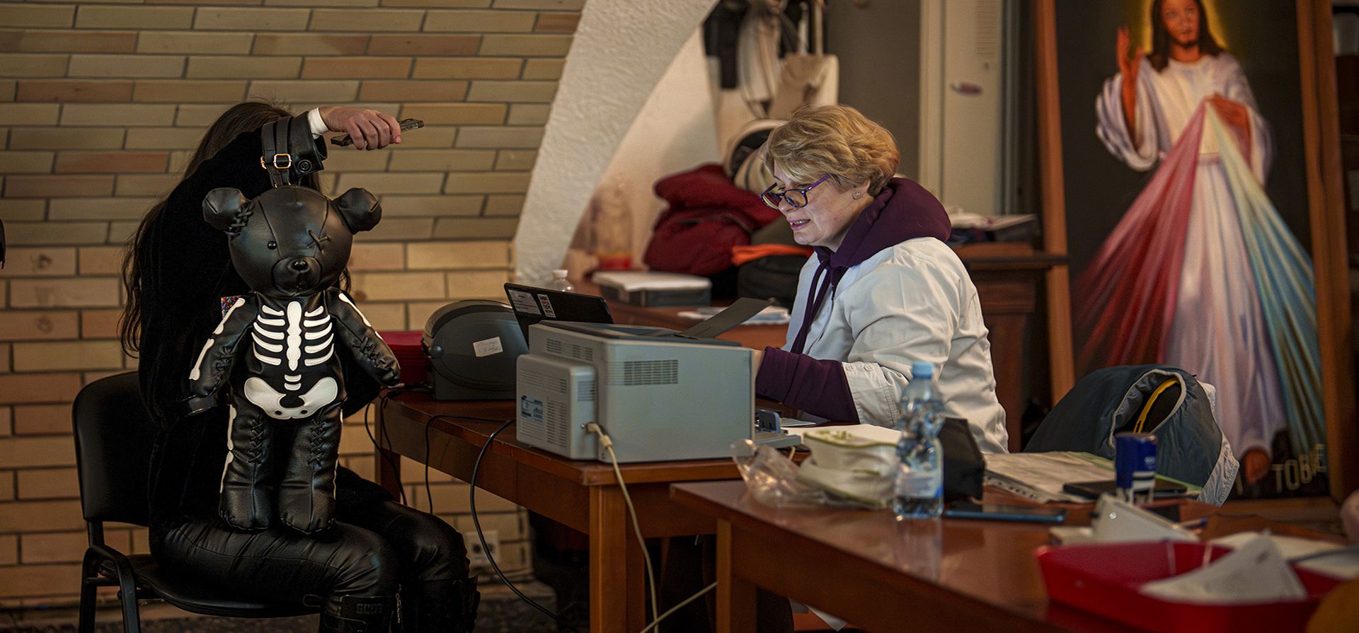 Personas se registran para donar sangre para el personal ucraniano herido, durante un evento celebrado en el sótano de la Iglesia Católica Romana de San Nicolás, en Kiev, Ucrania, el martes 19 de marzo de 2024. (Foto AP/Vadim Ghirda Personas se registran para donar sangre para el personal ucraniano herido, durante un evento celebrado en el sótano de la Iglesia Católica Romana de San Nicolás, en Kiev, Ucrania, el martes 19 de marzo de 2024. (Foto AP/Vadim Ghirda