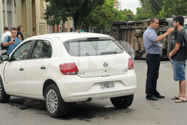 Una ambulancia volcó en un choque en Francia y Santiago del Estero