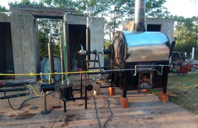 Creó un novedoso sistema para reciclar plástico y fabricar combustible