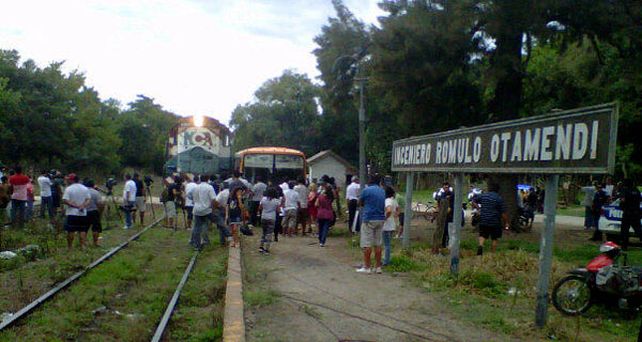 Un tren embisti&oacute; un micro repleto de chicos en Campana y s&oacute;lo sufrieron heridas leves