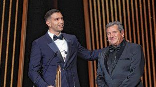 El Dibu Martínez ganó el premio al mejor arquero del mundo.