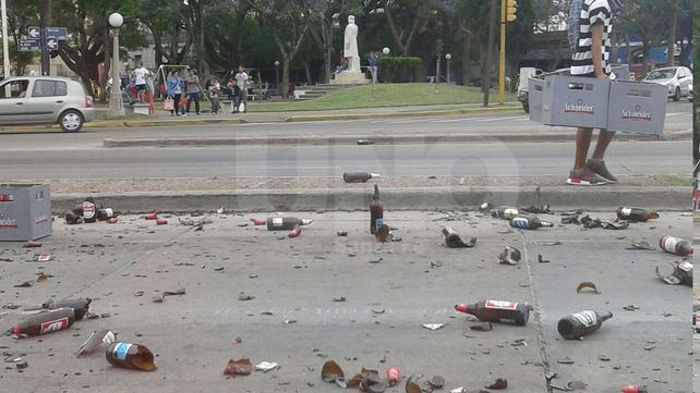 Un camión que transportaba cervezas perdió su carga en plena avenida Alem