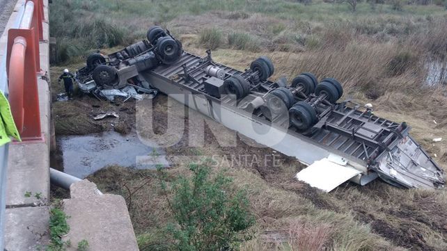 Murió un camionero al caer el vehículo desde el puente de Malabrigo