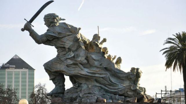 Debaten el traslado de la estatua de Azurduy