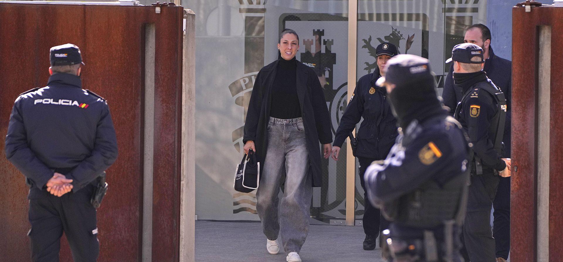 La futbolista Jenni Hermoso se retira tras testificar en un tribunal en las afueras de Madrid, España, el lunes 3 de febrero de 2025, durante el juicio contra el expresidente de la federación española de fútbol Luis Rubiales por el beso no solicitado que le dio. (Foto AP/Manu Fernandez) La futbolista Jenni Hermoso se retira tras testificar en un tribunal en las afueras de Madrid, España, el lunes 3 de febrero de 2025, durante el juicio contra el expresidente de la federación española de fútbol Luis Rubiales por el beso no solicitado que le dio. (Foto AP/Manu Fernandez)