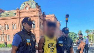 El hombre de 29 años que quiso ingresar a Casa Rosada estaba armado.