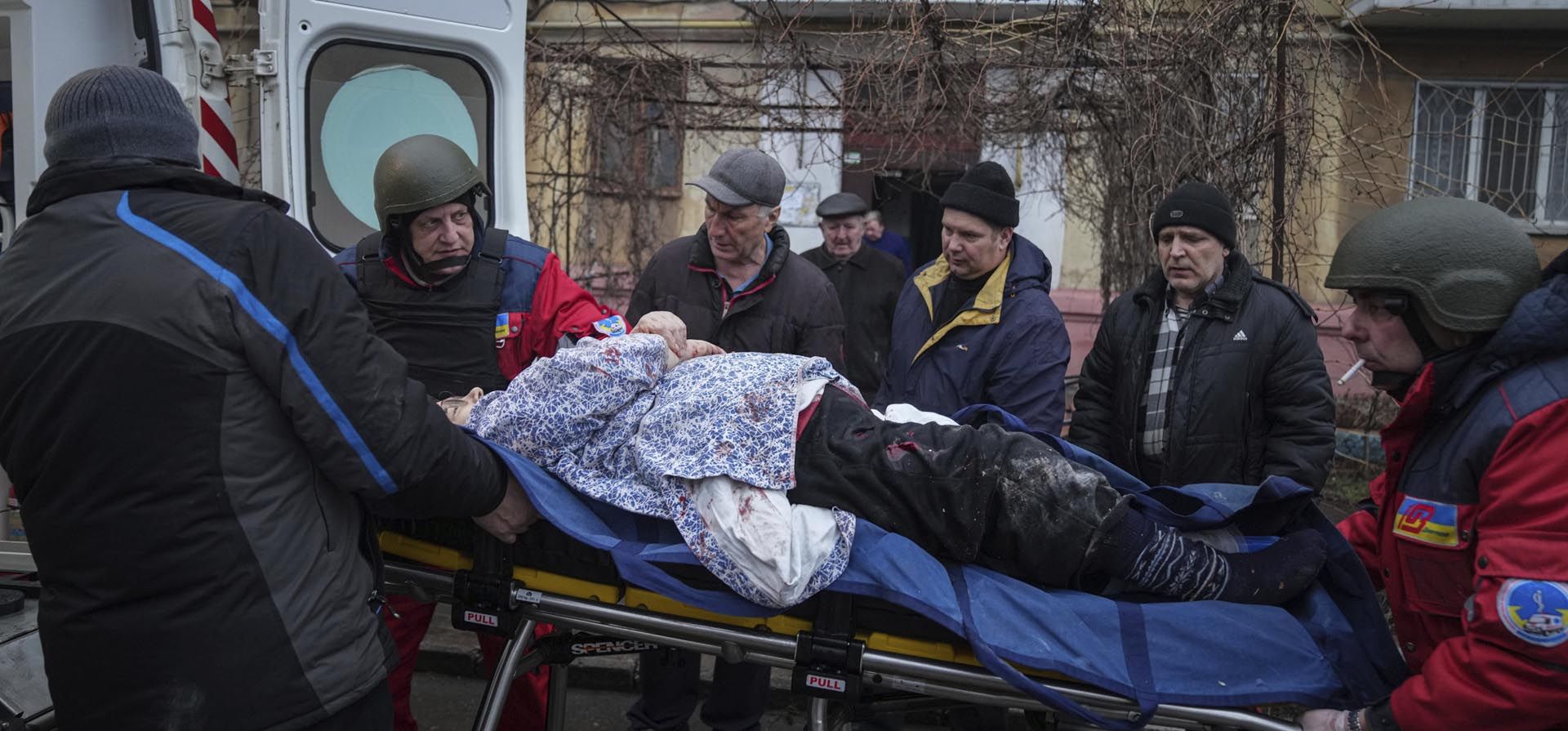 Paramédicos de ambulancia trasladan a un civil herido en un bombardeo a un hospital de maternidad convertido en sala médica en Mariupol, Ucrania. Las fuerzas rusas tomaron un puerto marítimo estratégico de Ucrania y asediaron otro. Esos movimientos son parte de los esfuerzos para aislar al país de su costa, incluso cuando Moscú dijo el jueves que estaba listo para las conversaciones para poner fin a los enfrentamientos.
