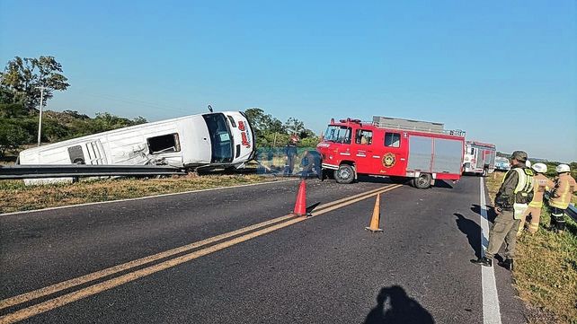 Ruta 12: volcó combi que trasladaba a chicos de Cerrito