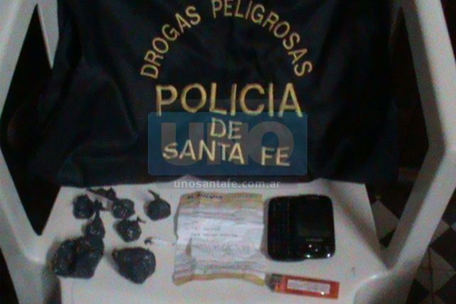 La mamá lo denunció por cultivar plantitas de marihuana en la casa de familia