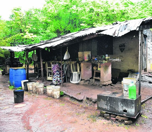 Humilde. La galería de chapas donde sorprendieron y mataron a Elisa Monzón.