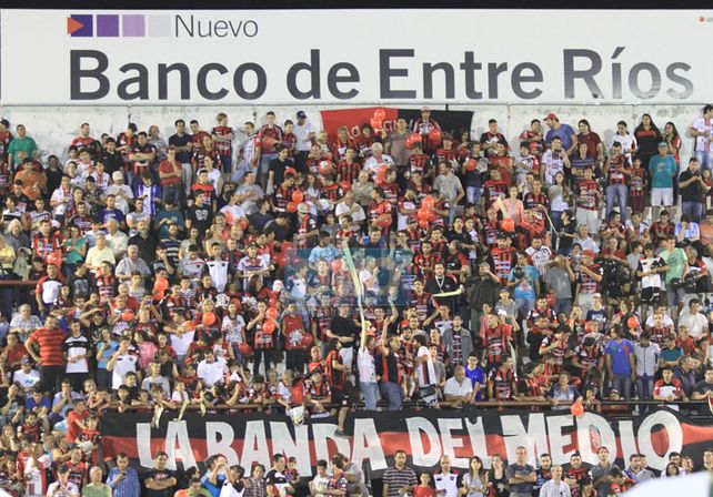 Público. El encuentro contó con un buen marco y demostró que es un clásico vivido por su gente. (Foto UNO/Diego Arias)