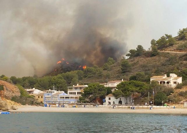 Costa Blanca. Las llamas se avivaron ayer por el calor y los fuertes&nbsp;