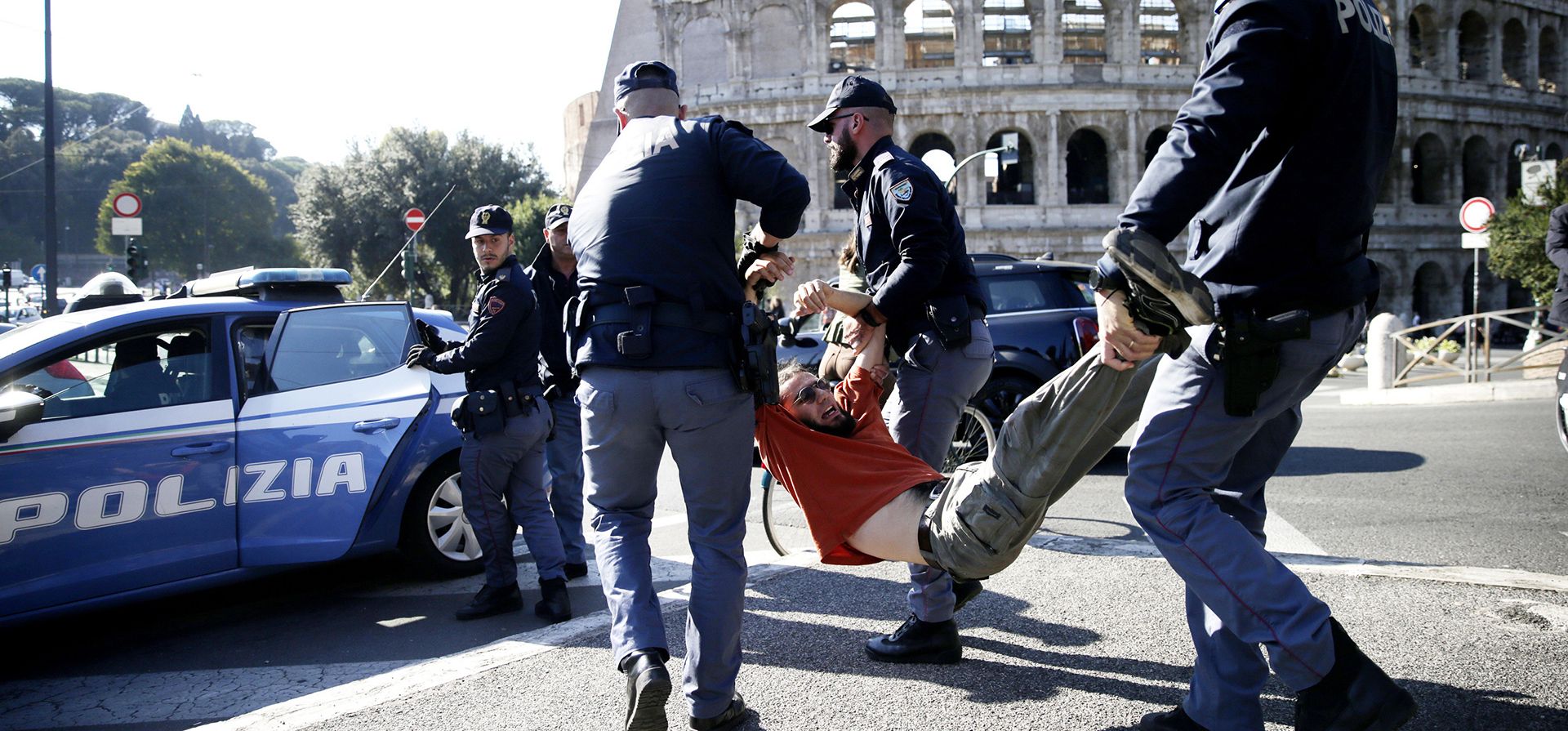 La policía retira a los manifestantes de Última Generación que bloqueaban el tráfico frente al Coliseo en el centro de Roma, para protestar contra la crisis ambiental el viernes 11 de noviembre de 2022.