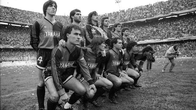 Los rostros de los jugadores muestran la seriedad con la que esperaban el inicio del partido decisivo.