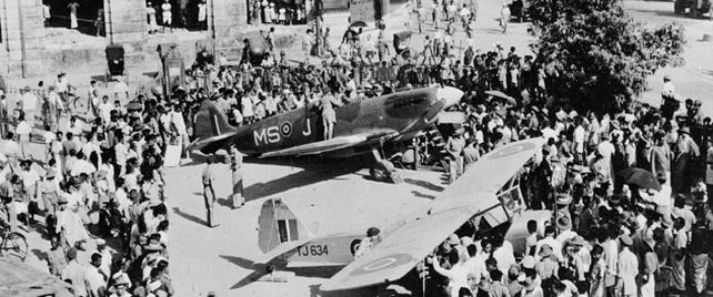 Antecedente. Un Spitfire británico y un Auster (adelante) el 3 de abril 1946 en una plaza de Yangón