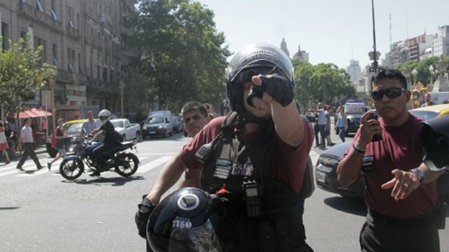 Escrachados. El fotoperiodista alcanzó a fotografiar a sus agresores.