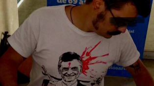 Polémica por empleado municipal que atiende con remera que agravia a Macri