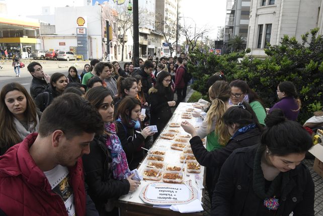 Largas colas. Los alumnos desembarcaron en Francia y Santa Fe con grandes ollas