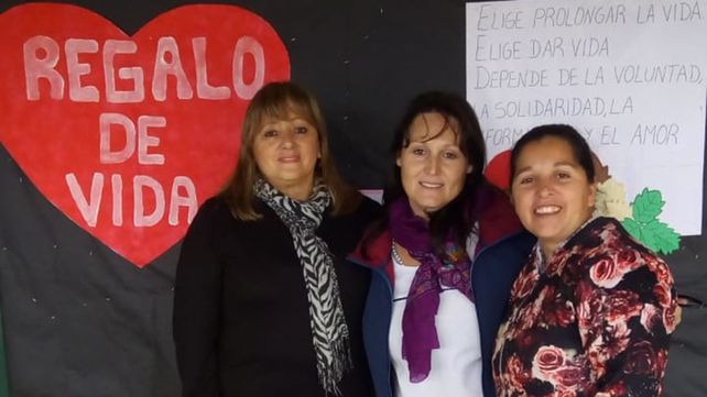 Testimonio. Lily (a la izquierda de la foto) comparte sus charlas en escuelas.