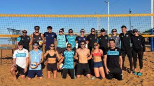 Ana Gallay (abajo, al medio) junto con el resto de los entrenadores y jugadores.
