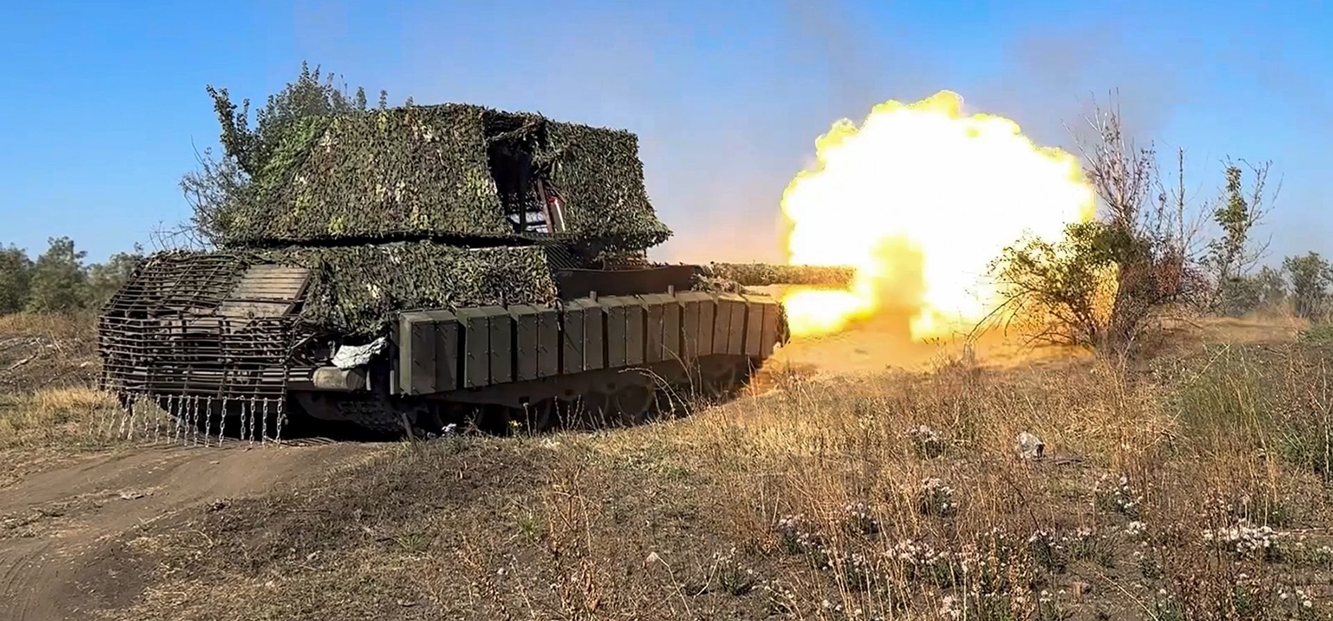 Un tanque ruso T-80BVM dispara hacia posiciones ucranianas en un lugar no revelado de Ucrania, el lunes 28 de octubre de 2024. (Servicio de Prensa del Ministerio de Defensa de Rusia vía AP) Un tanque ruso T-80BVM dispara hacia posiciones ucranianas en un lugar no revelado de Ucrania, el lunes 28 de octubre de 2024. (Servicio de Prensa del Ministerio de Defensa de Rusia vía AP)