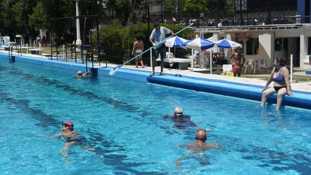 Ante la ola de calor de año nuevo, cientos de rosarinos se volcaron a La Florida y las piletas del parque Alem