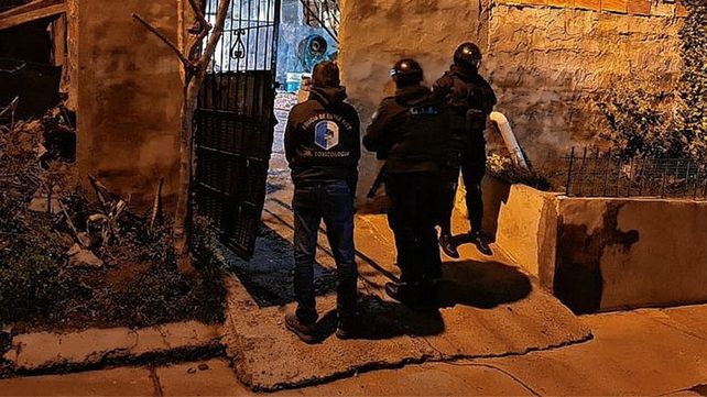 La policía realizó dos allanamientos en Barrio Anacleto Medina por infracción a la ley de Narcomenudeo.