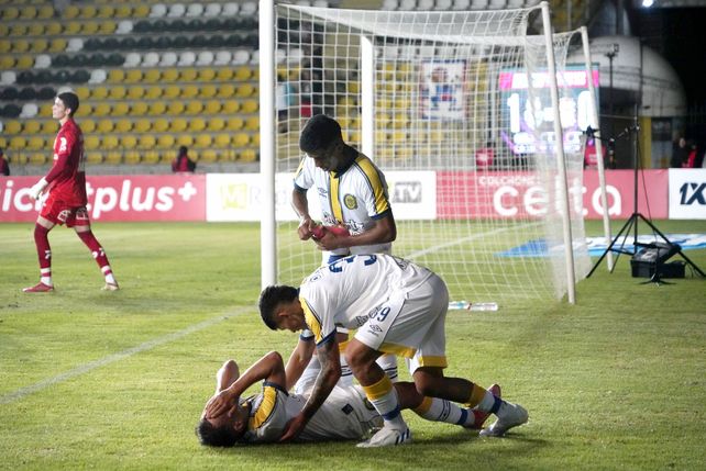El festejo del gol canalla.