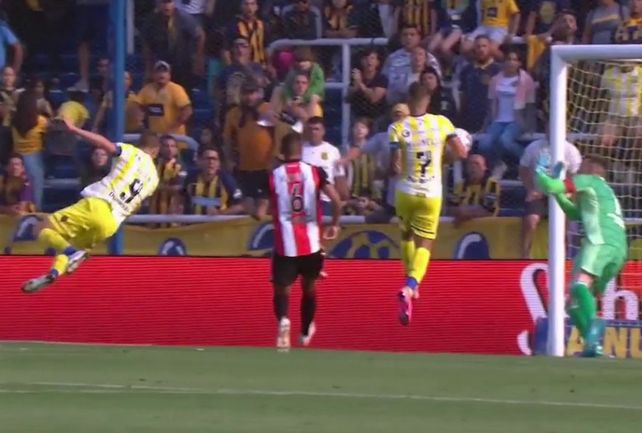 Letal. Ruben marca de cabeza y con ese gol supera al Torito Aguirre.
