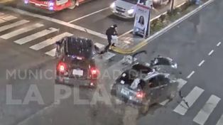 Cruzaba la calle, chocaron frente a ella y salvó su vida por centímetros