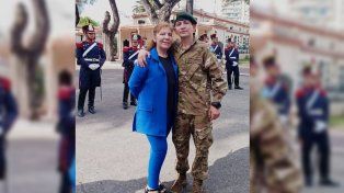 Oscar Forni junto a su mamá, tras culminar la ceremonia de entrega de diplomas