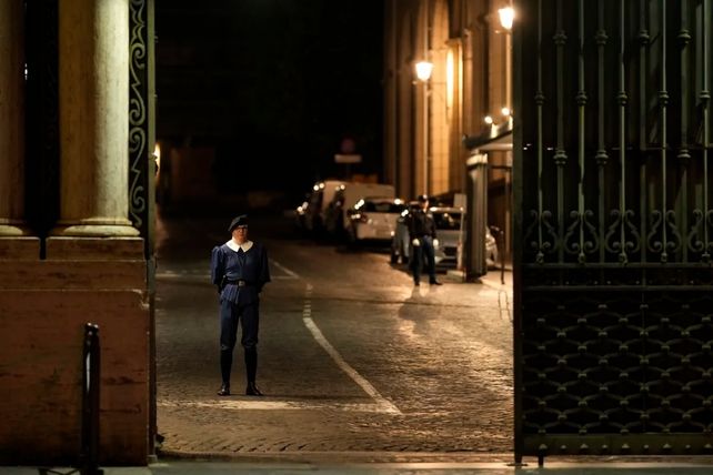 Un conductor irrumpió con su auto en el Vaticano, le dispararon y quedó detenido