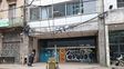 La postal de calle Santa Fe cambia su fisonomía, de la city rosarina con muchas sucursales de gran metraje a un mix con locales de otros rubros.