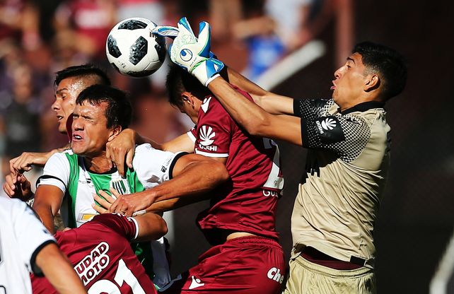 El mendocino salta por la pelota para salvar su arco. Fotobaires.