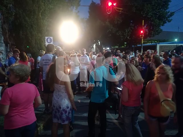 Fomento 9 de Julio: Un centenar de vecinos marchó con velas para pedir seguridad