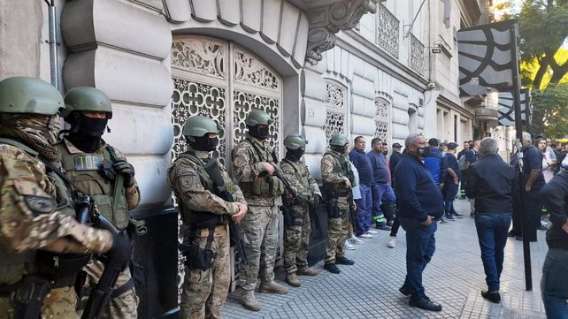 Efectivos de la TOE custodian la sede del sindicato de Obras Sanitarias, allanado en marzo pasado por una denuncia de malversación de fondos. 