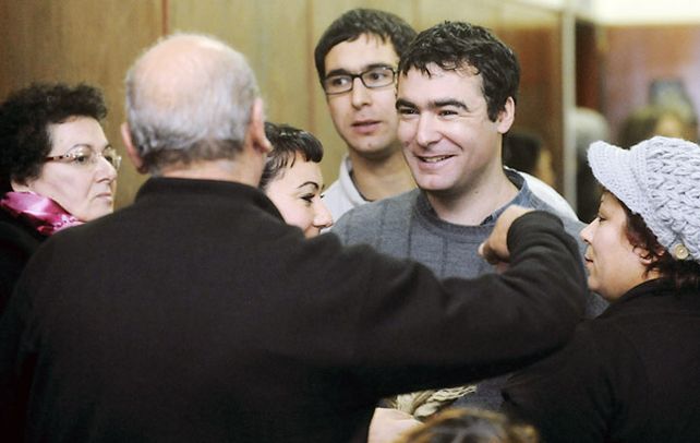 Abrazos. Osvaldo Martínez sonríe tras conocer el veredicto y recibe el afecto de sus allegados. También hubo quien lo insultó.