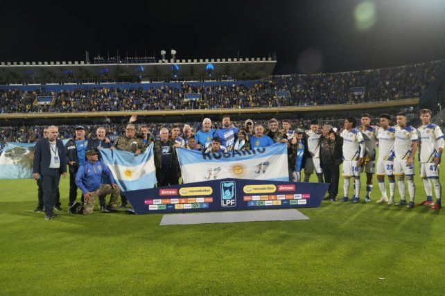 Los futbolistas de Central posaron junto a los ex-combatientes de Malvinas en la previa del partido.