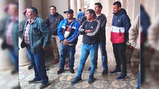 Pescadores artesanales de Victoria reclaman el urgente dragado del río debido a la drástica bajante del río Paraná que les impide realizar su pesca artesanal
