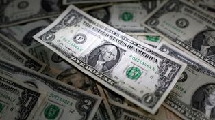 Una resolución del Banco Central coincide con el debut del anuncio de diversos supermercados sobre la admisión de dólares como método de pago.