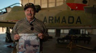 El veterano de Malvinas Owen Crippa posa junto a su repatriado avión Aermacchi MB 339 (matrícula 4-A-115).