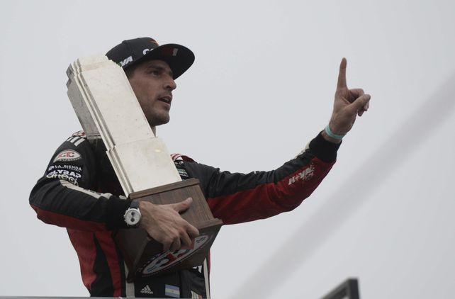 Monumental. El Granadero Rossi celebra con la réplica del símbolo de la ciudad.