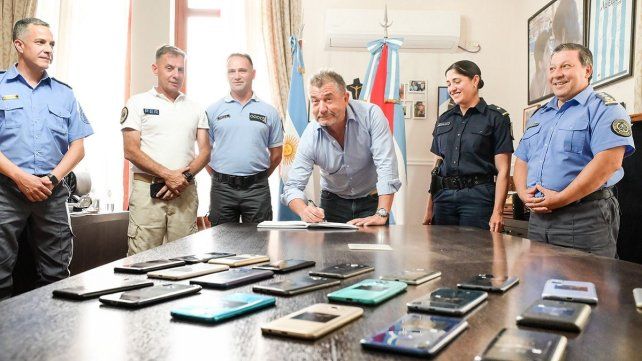 Se entregaron 21 celulares que pasan del Servicio Penitenciario a la Policía de Entre Ríos para uso de botón antipánico.
