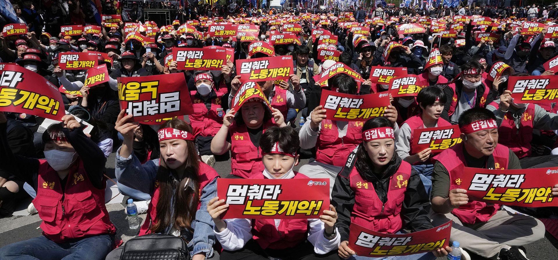 Miembros de la Federación de Sindicatos de Corea organizan una manifestación el Primero de Mayo en Seúl, Corea del Sur, el lunes 1 de mayo de 2023. Un gran número de trabajadores y activistas en países asiáticos conmemoraron el Primero de Mayo el lunes con protestas pidiendo salarios más altos, reduciçon de horas de trabajo y mejores condiciones. Los carteles dicen 