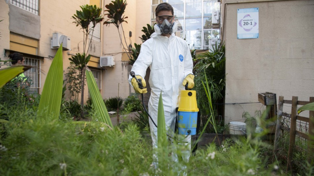 Para frenar el brote de dengue, los equipos municipales apelan a bloqueos para contener al vector y a operativos de prevención.