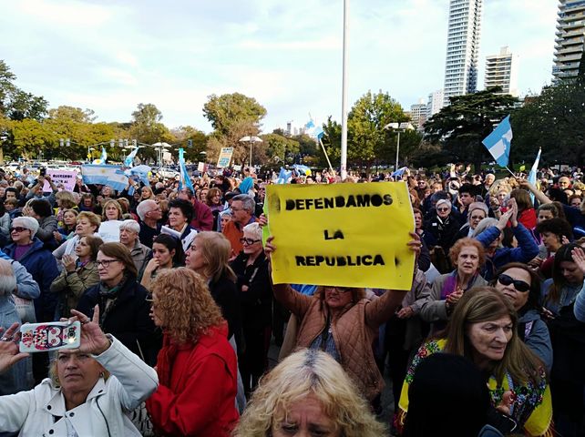 Masiva concentración en el Monumento en apoyo a la gestión de Macri